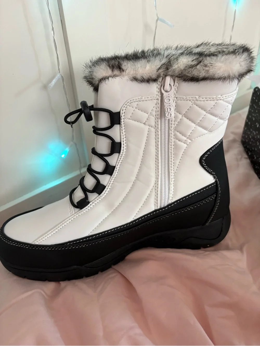 totes Black and White Insulated Snow Boot with Faux-Fur Collar
